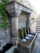  Fontaine Font d&#39;en Ribalte à Ille sur Têt - JPEG - 38.1 ko